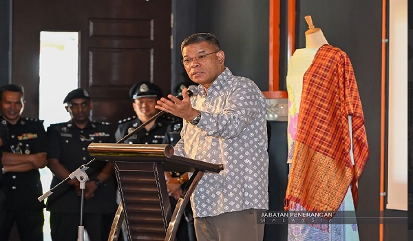 Menteri Dalam Negeri, Datuk Seri Saifuddin Nasution berucap ketika merasmikan Kompleks Songket Sri Kenyalang di Penjara Puncak Borneo, Kuching /Foto JAPEN